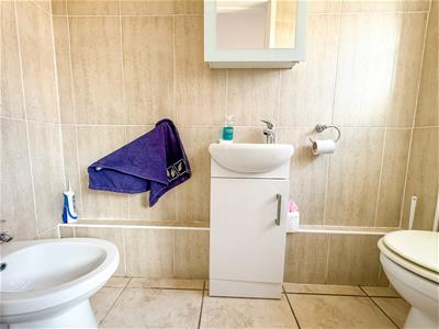 EN-SUITE SHOWER ROOM
